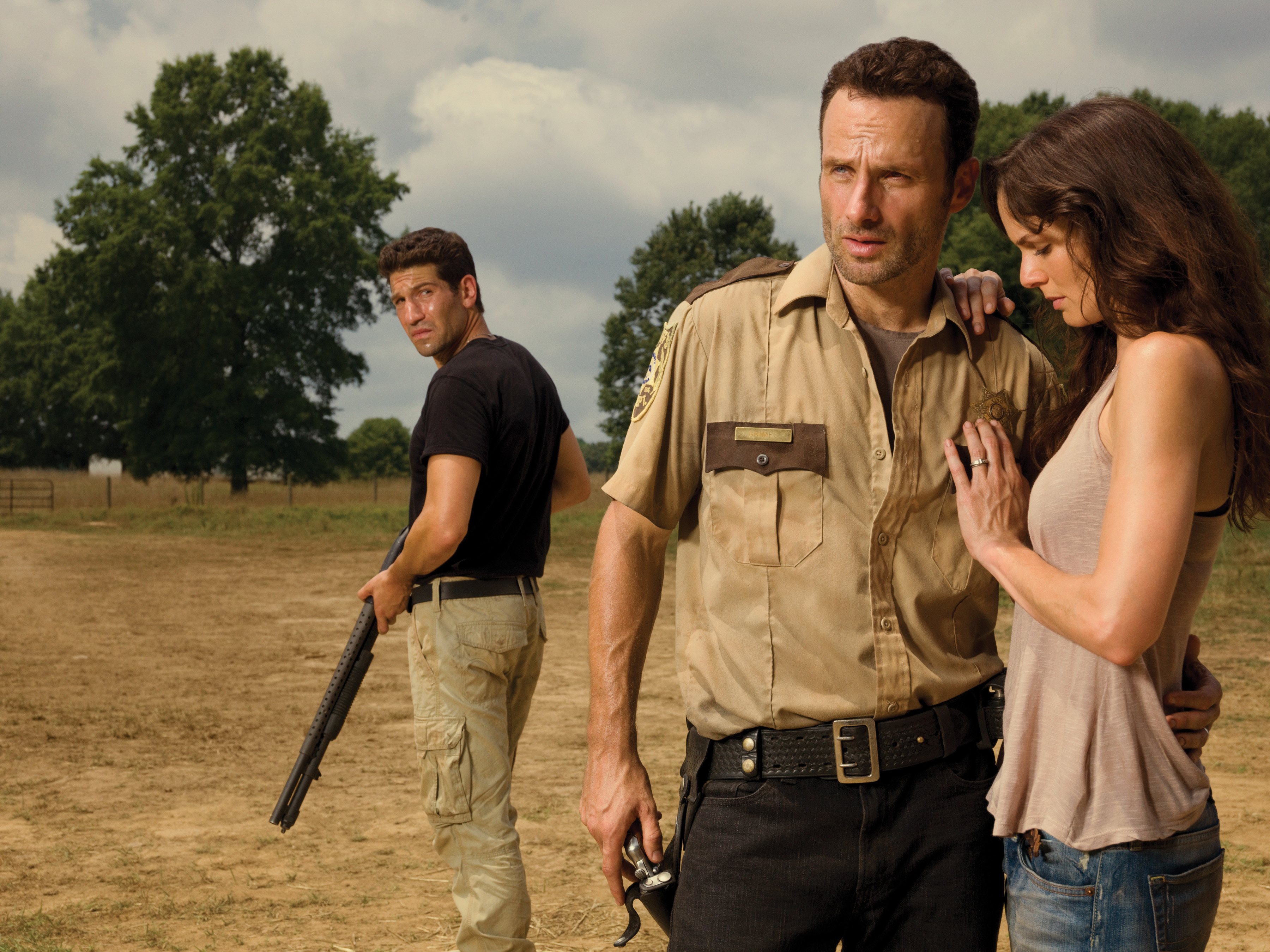 Shane Walsh (Jon Bernthal), Rick Grimes (Andrew Lincoln) and Lori Grimes (Sarah Wayne Callies) - The Walking Dead _ Season 2 _ Gallery - Photo Credit: Matthew Welch/AMC