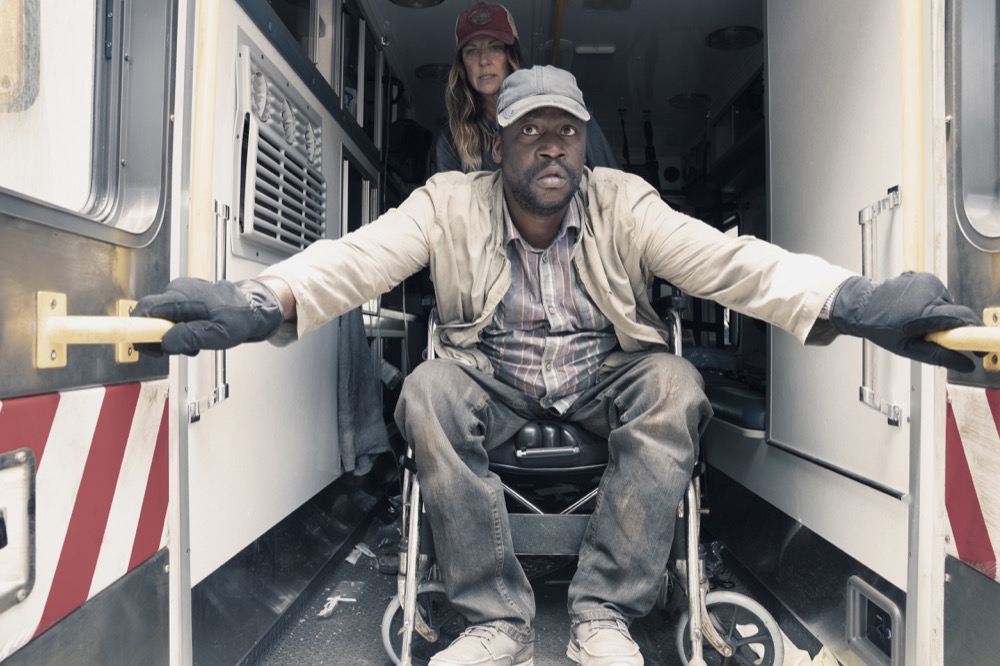 Mo Collins as Sarah, Daryl "Chill" Mitchell as Wendell - Fear the Walking Dead _ Season 4, Episode 15 - Photo Credit: Ryan Green/AMC