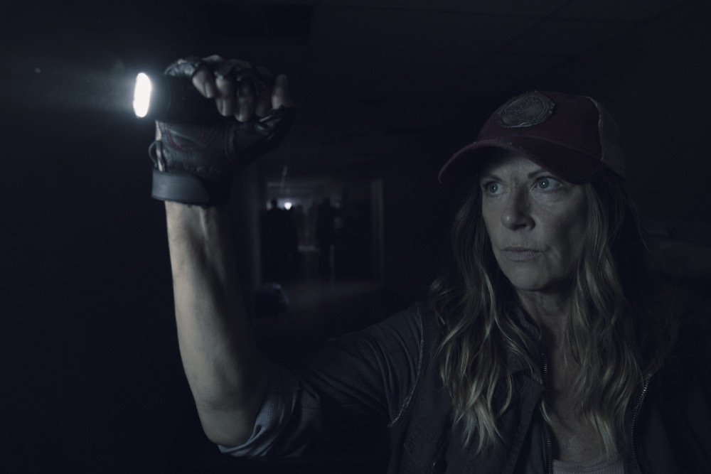  Mo Collins as Sarah- Fear the Walking Dead _ Season 4, Episode 14 - Photo Credit: Ryan Green/AMC