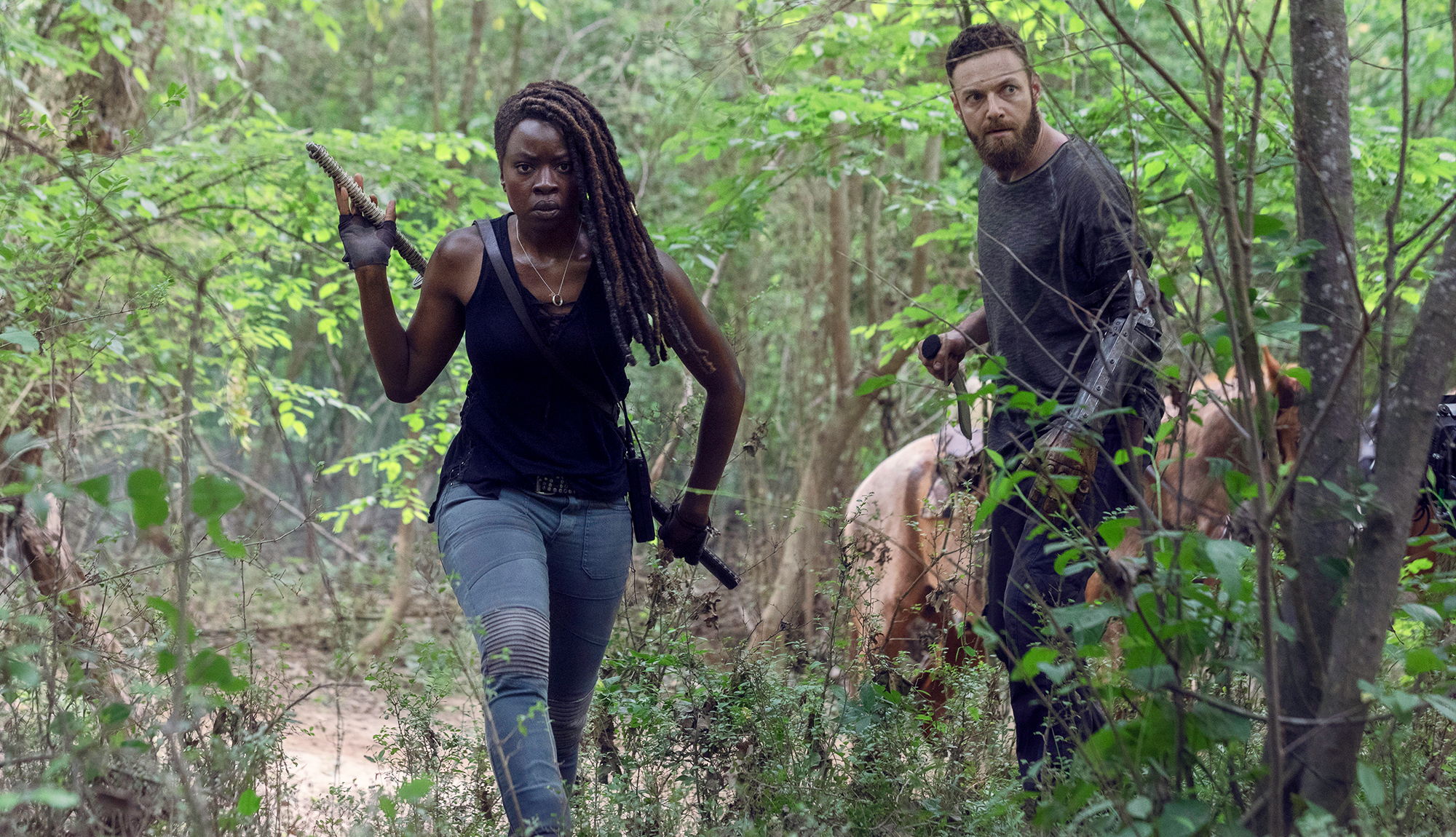 Michonne & Aaron Search for The Whisperers In Walking Dead Episode 1001...