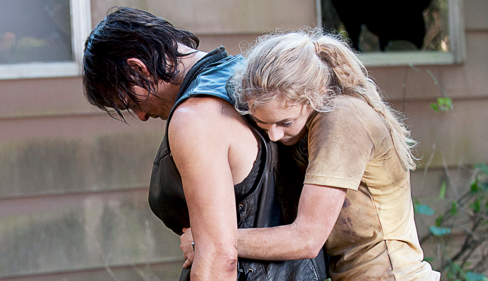 Daryl and Beth Share an Emotional Moment in The Walking Dead 4×12