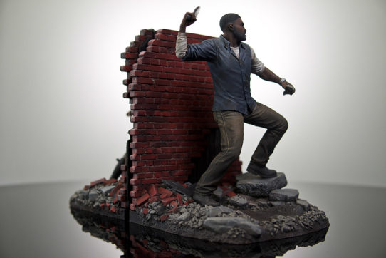 Lee and Clem Statue Pic 1